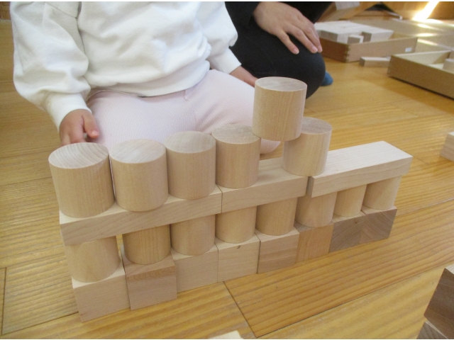 積み木を組み合わせて作っていました！