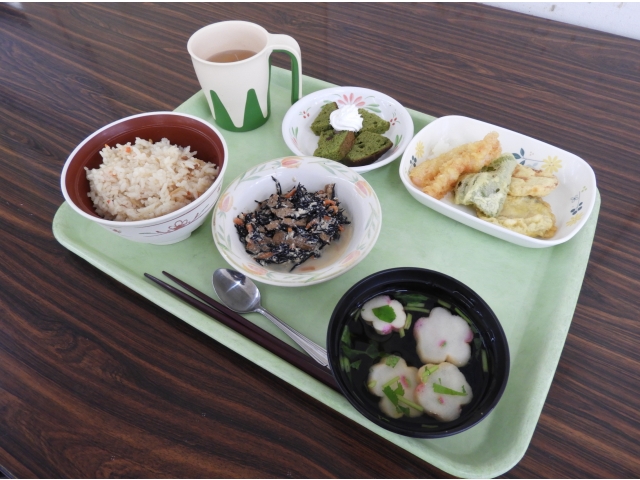 【食事会のメニュー】・鶏ごぼうご飯・すまし汁・天ぷら・白和え・抹茶のパウンドケーキ