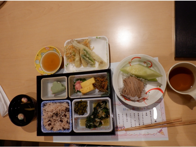 ５月の誕生者献立と選択食の天ぷら盛り合わせ