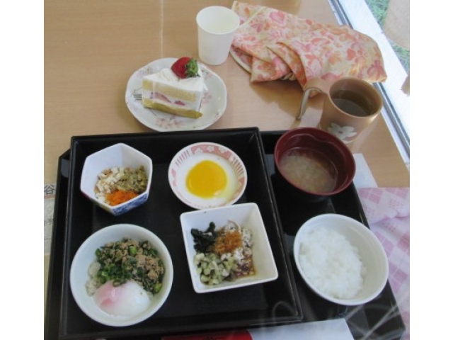 台湾まぜご飯、野菜スープ、深川煮、牛乳寒天など豪華なお食事でした。