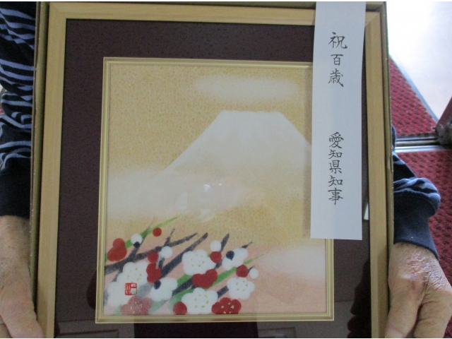 和紙原料のコウゾを染色した美術工芸品です。