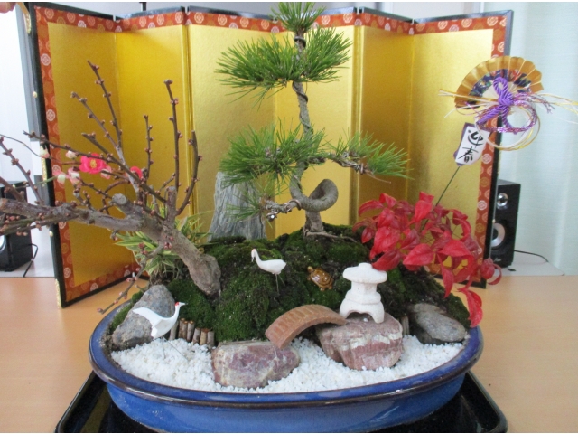 松竹梅をはじめ、縁起の良い置物や苔など見とれてしまう盆飾りでした。