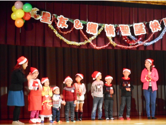 クリスマスの歌を中国語で歌う子供達