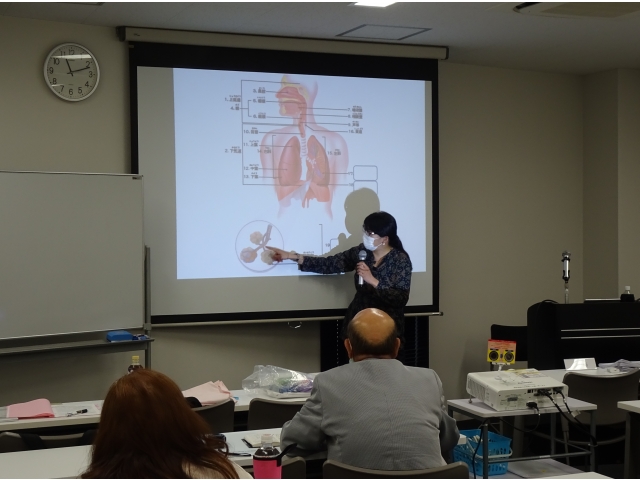 医療知識の講義風景（呼吸器解剖図）