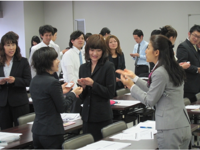 緊張した面持ちで名刺交換