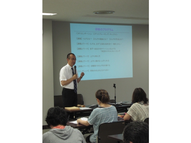 講師の話に耳を傾けます