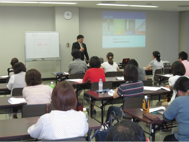 厳しくも冗談を交えながら危機対応の重要性を話す講師