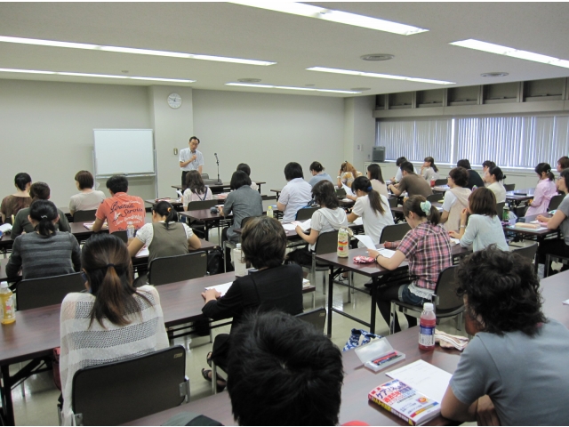 開講の挨拶で受験者を激励する小島理事長