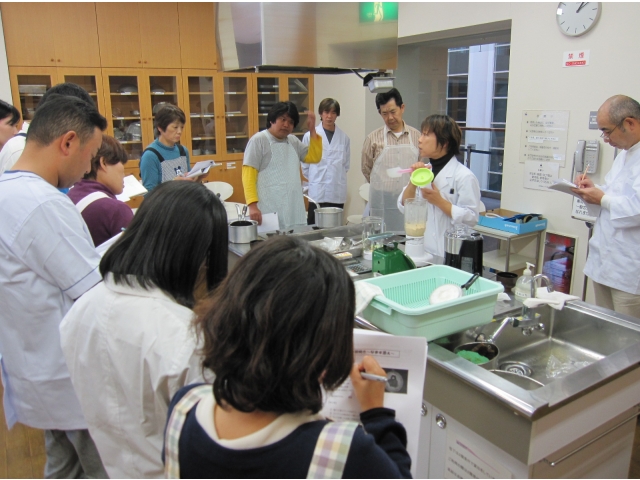 講師のデモンストレーションに熱心にメモをとります