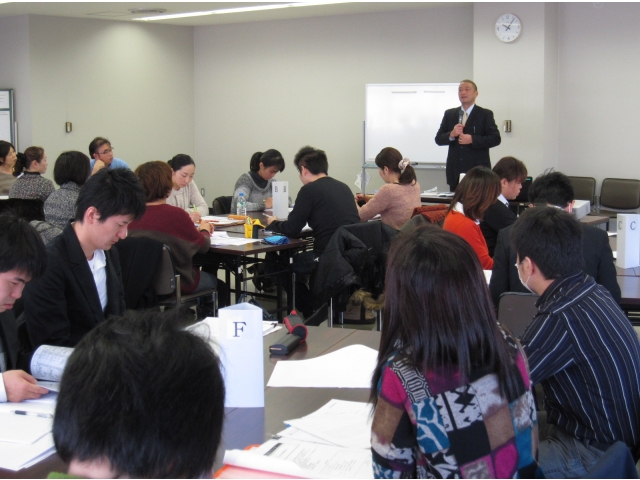 講師の話に聴き入ります