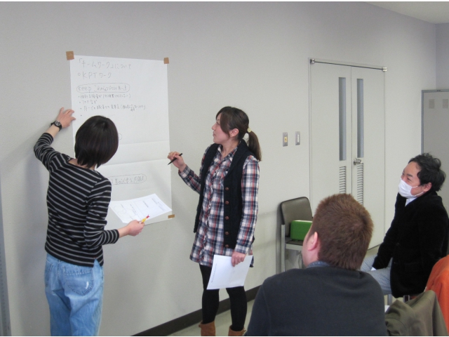 書き出した職場の課題や継続すべきところを話し合います