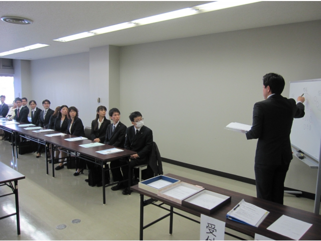 人事・労務担当者から辞令の受け取り方をレクチャー