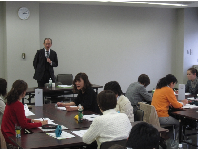 講師の話に、時折、笑顔も見られました