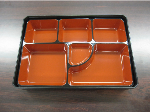 この弁当箱に本団調理師の「技」が詰め込まれます