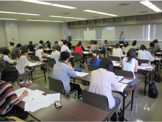 真剣に模擬試験に取り組んでいました。目指せ、合格!