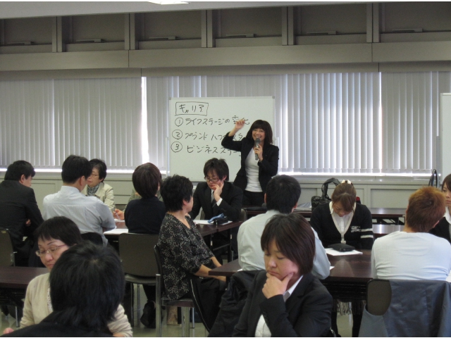 午後からは外部講師により今までの仕事の振り返りと今後の目標設定を行いました