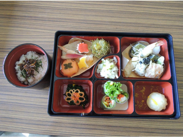 晩秋の彩り弁当、色彩豊かですね!