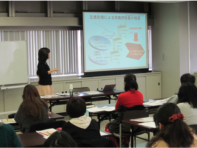 大学の先生を講師としてお招きしました