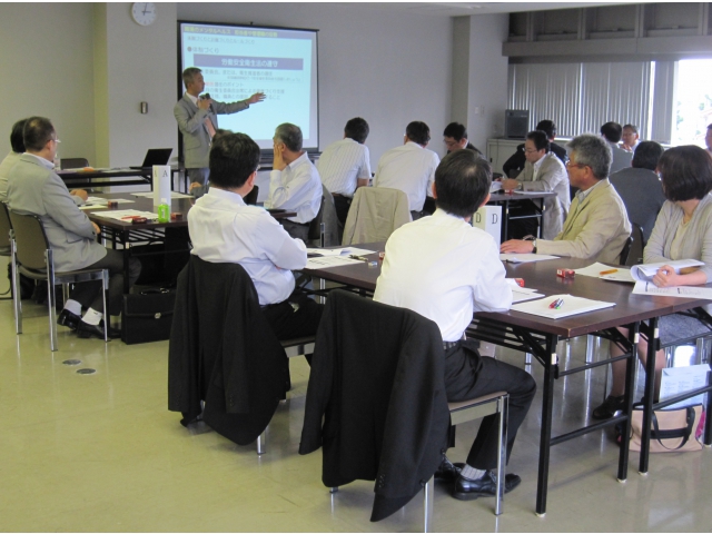 グループワークで職場の問題点を洗い出す。