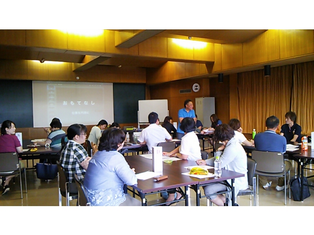 職員の間近で力説