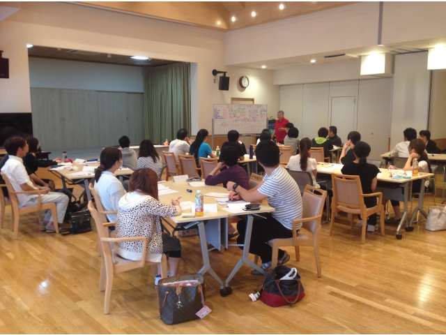 講師の説明を皆さん真剣に聞いています