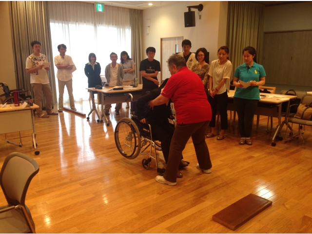 利用者さんの体格に合わせた介助法も学びました