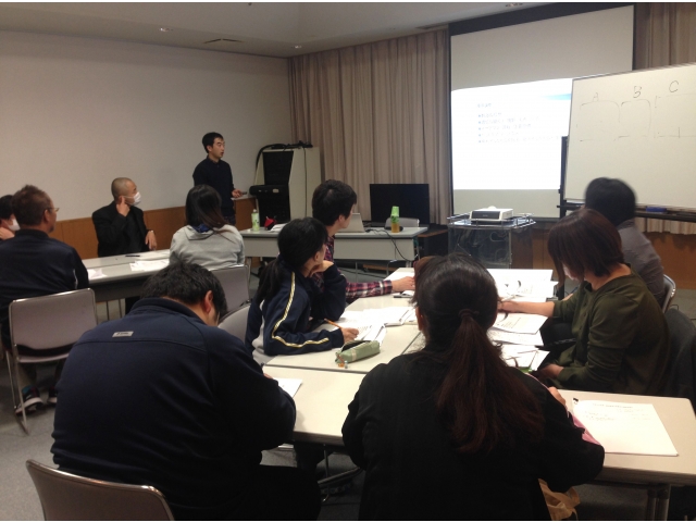 対応の工夫例を真剣に聞いています