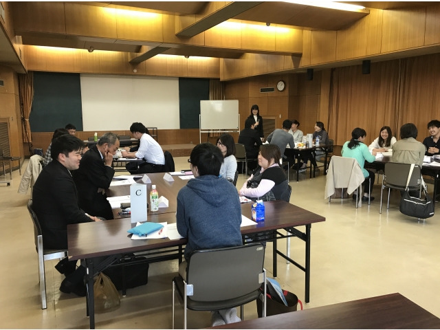 グループで自身を振り返った内容を発表しています