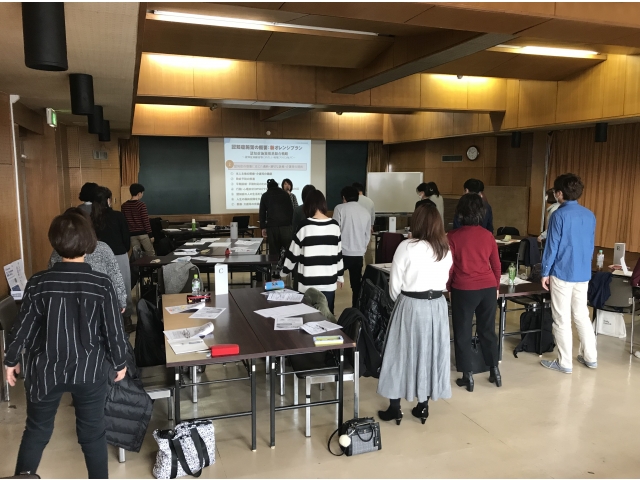 認知症予防の体操を教わっています