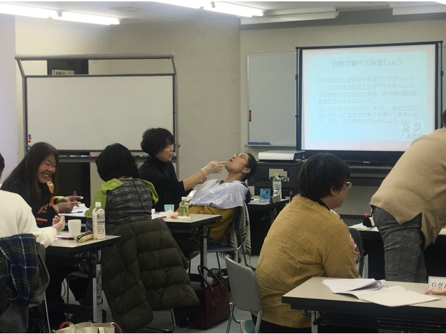 実際に介助で食べてみます