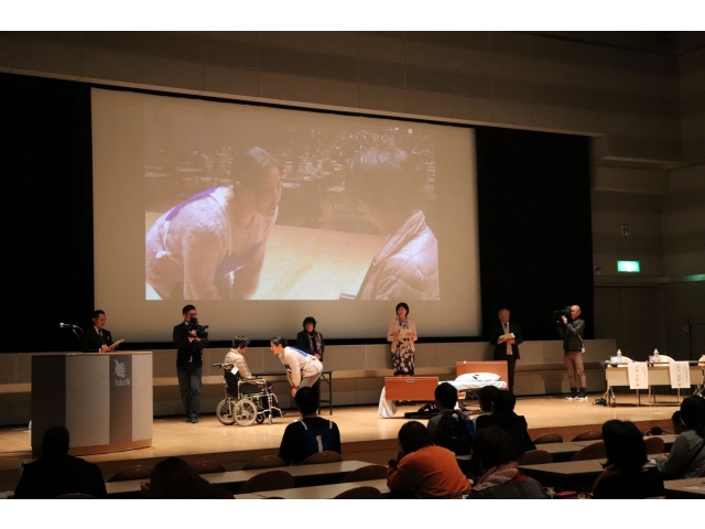 語りかけは、目線を合わせ正面から