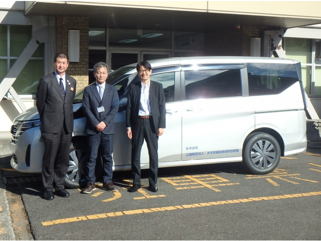 贈呈車両を前に写真撮影