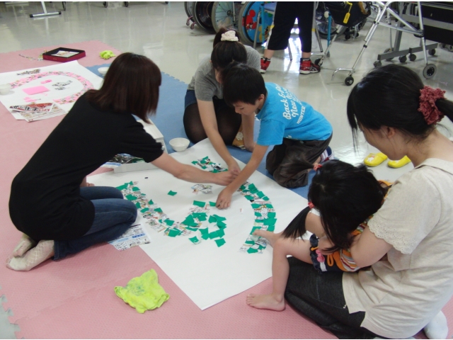 ちぎり絵看板の作業風景