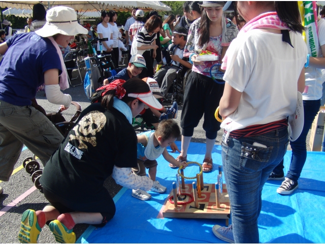 みんな輪投げで豪華商品を手に入れていました！