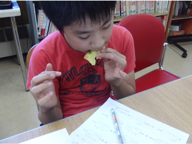 勉強しながら…！？
頑張っているご褒美だね☆