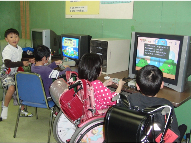 ファミコンで遊ぶ子もいます！