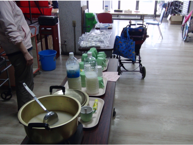 甘酒、カルピス、伊賀まんじゅうをくばってくれました！