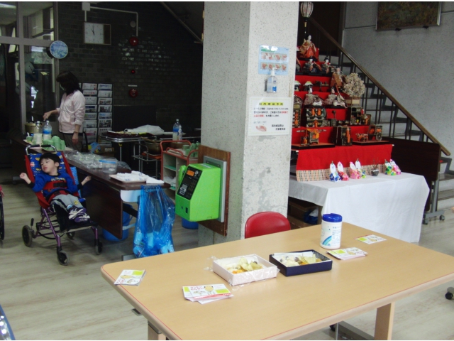 立派な７段飾りを見ながらお菓子を食べました！