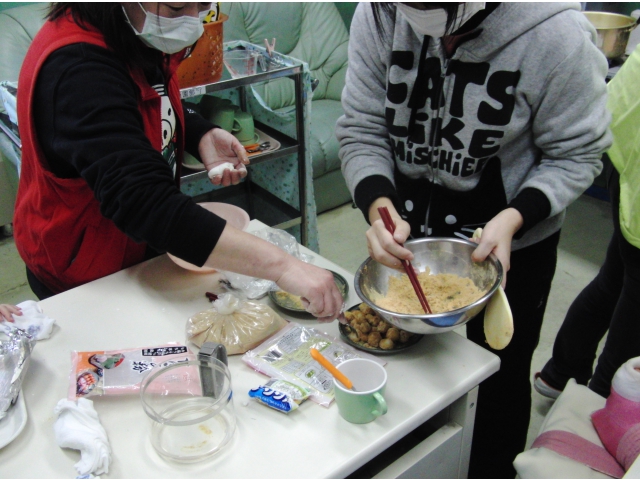 次は、きなこをつけて…