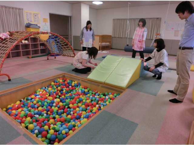 ボールプールで自分の体を感じましょう！