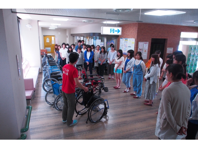 訓練課職員による車いすの説明