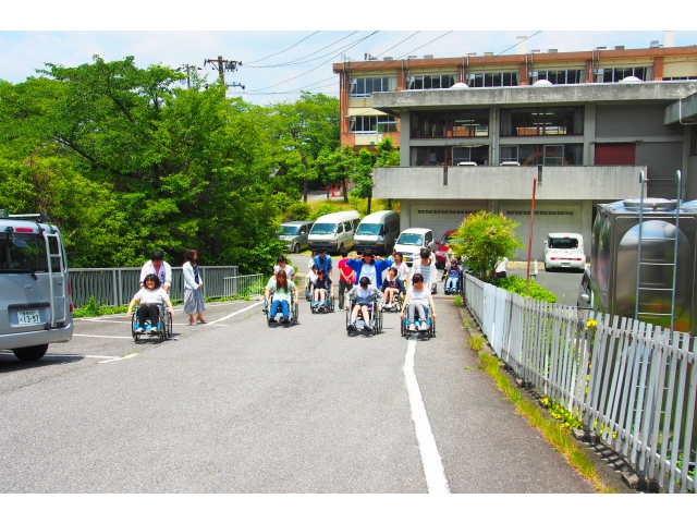 車いすで坂道を登りました