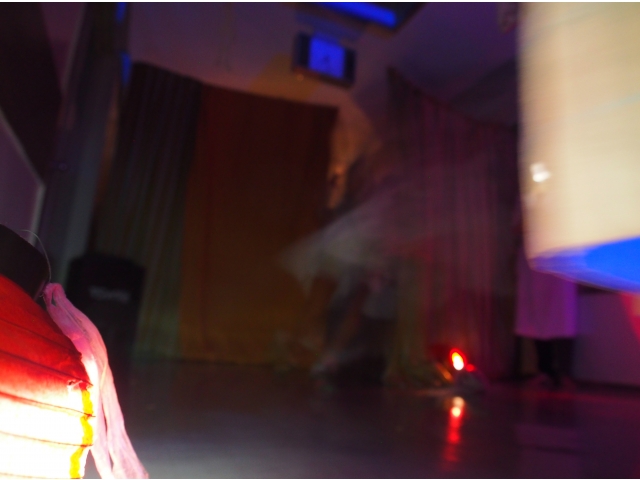 何かが横切る。