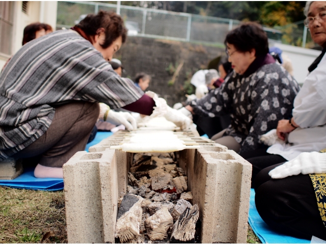 手作りの五平餅。炭火で焼きます。