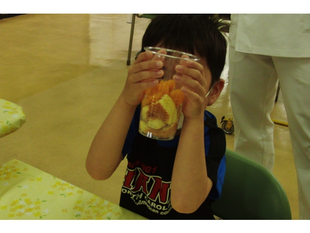 フルーツを詰めて