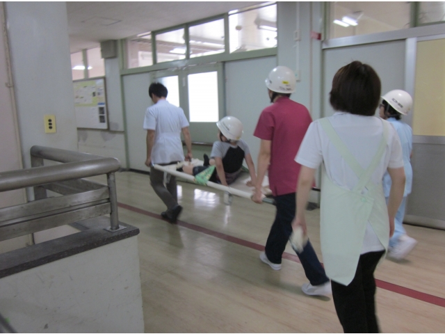 救護班出動、残留者救出！