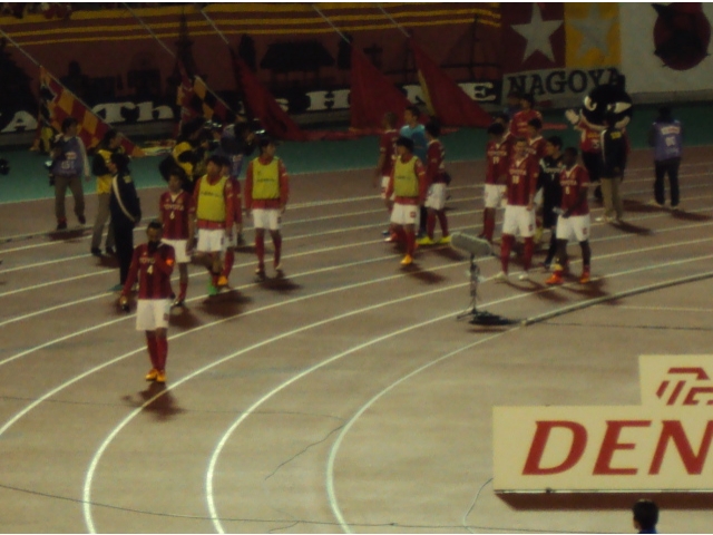 選手たちから観客へのごあいさつの様子です