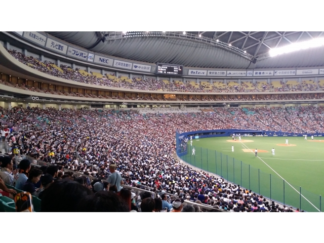 ナゴヤドーム、大勢のお客さんで埋め尽くされています（8分音符）