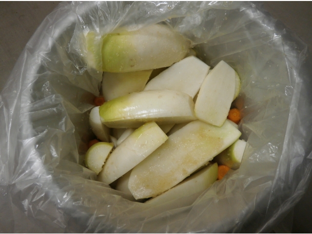 切って漬物にします☆とても美味しそうです（8分音符）