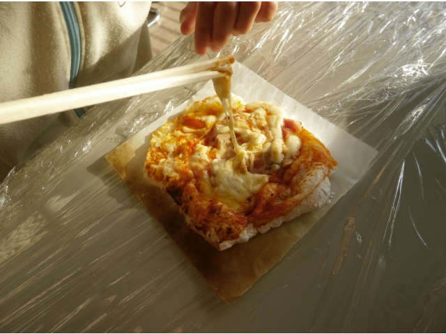 つきたてのお餅に、ピザの具、チーズを乗せました☆